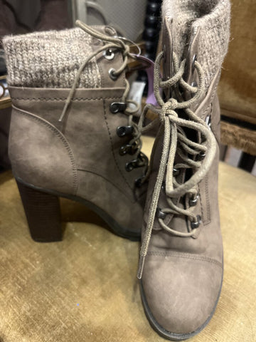 Heel lace up boot